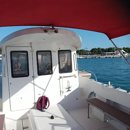 Boat Barbara بوتيل *